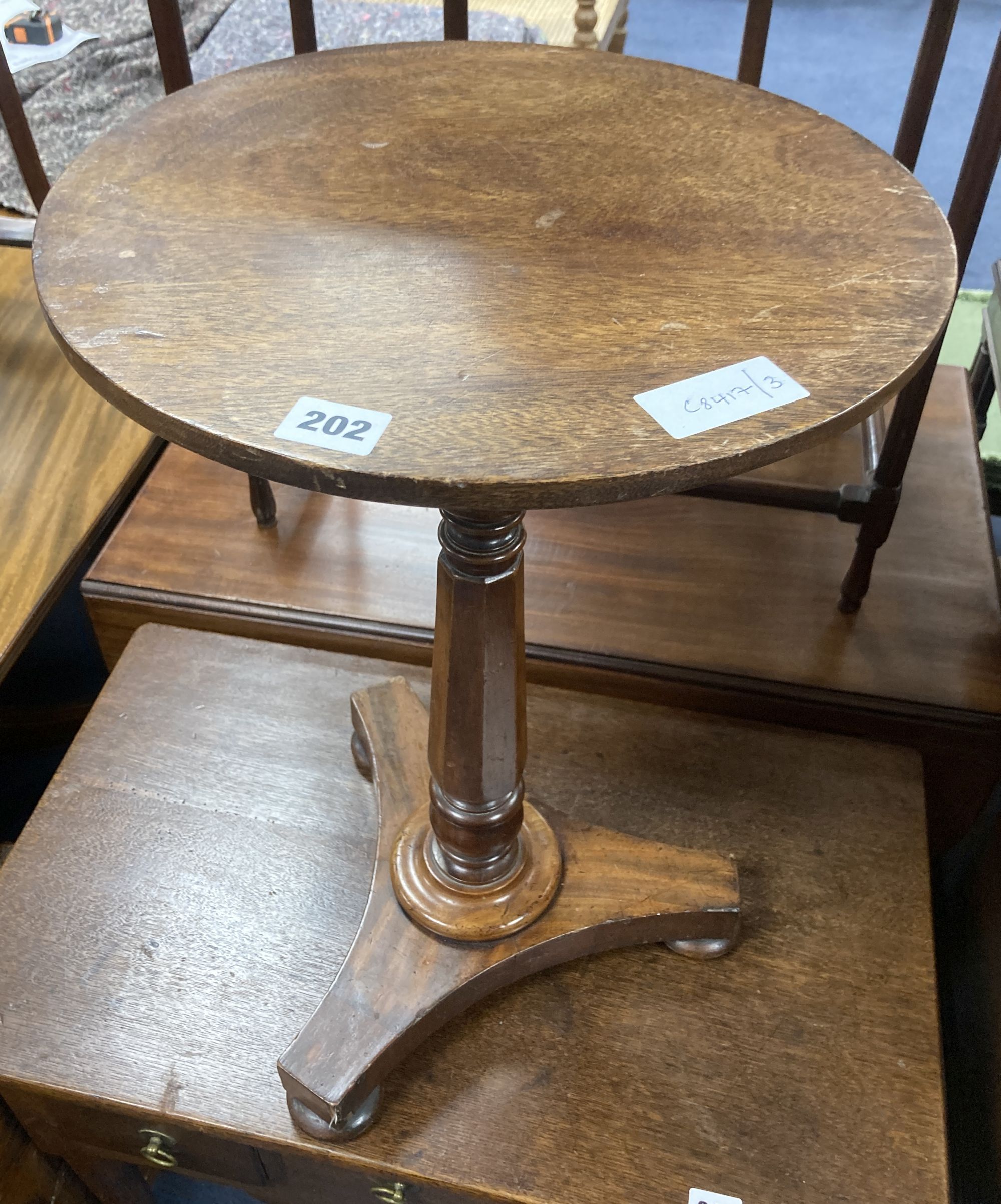 An early Victorian circular mahogany wine table, 35cm diameter, height 55cm